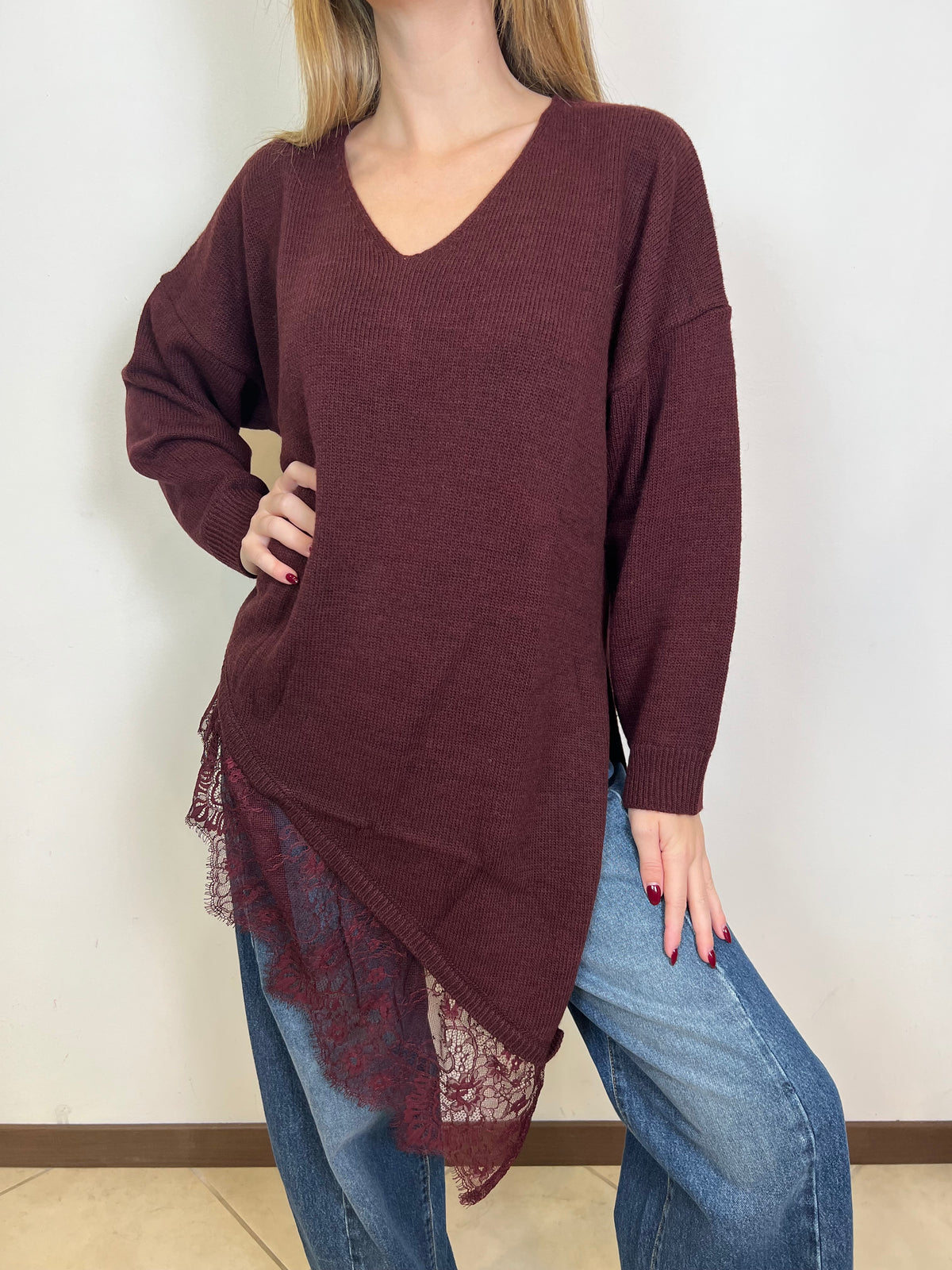Maglia asimmetrica scollo v e pizzo - Vicolo