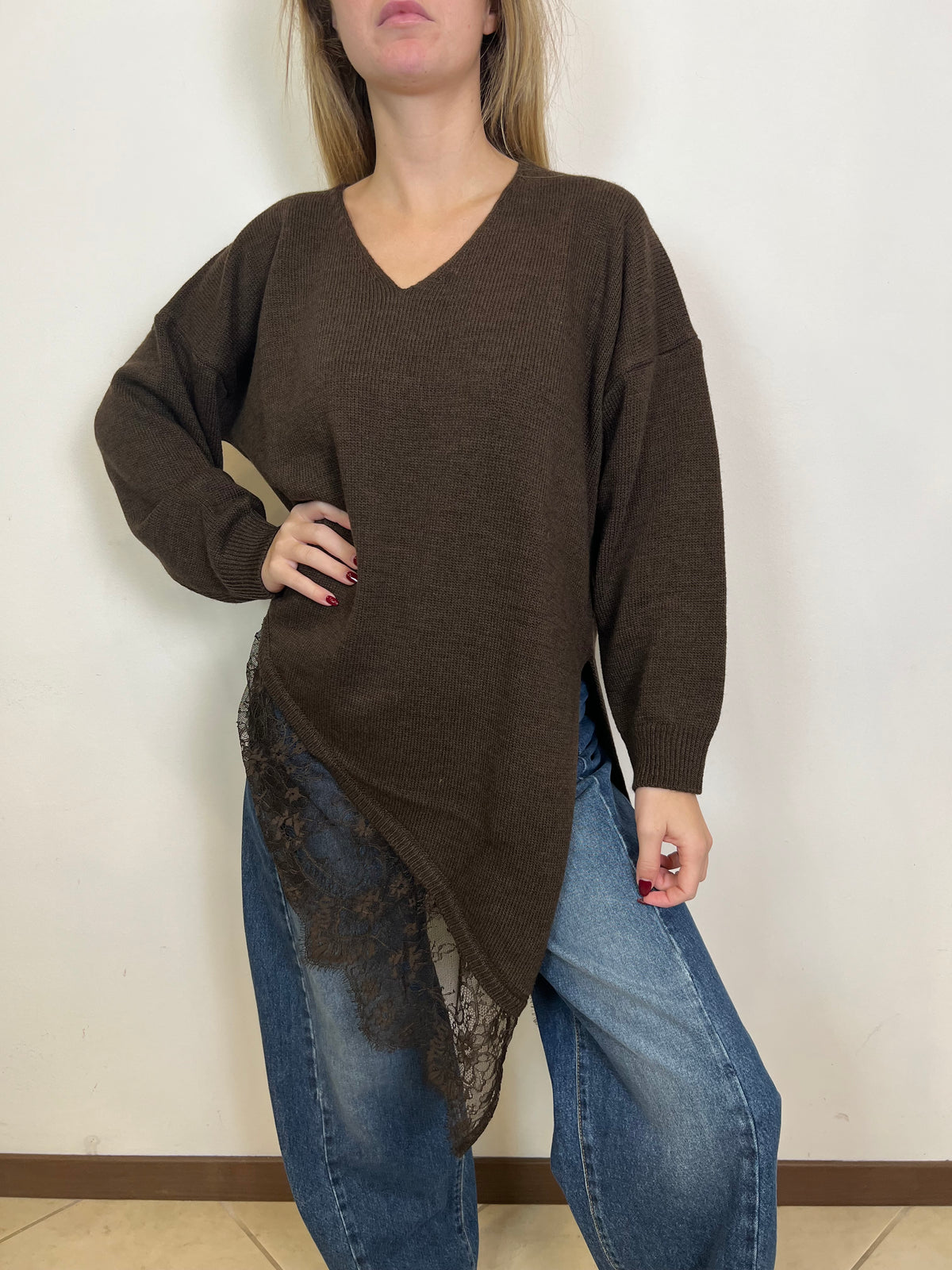 Maglia asimmetrica scollo v e pizzo - Vicolo