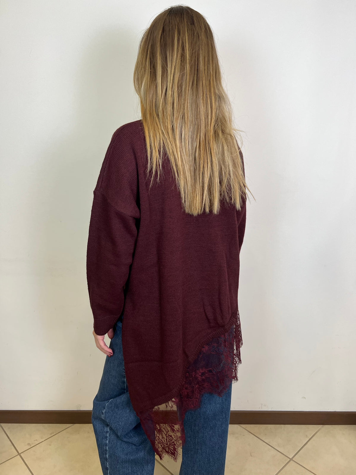 Maglia asimmetrica scollo v e pizzo - Vicolo