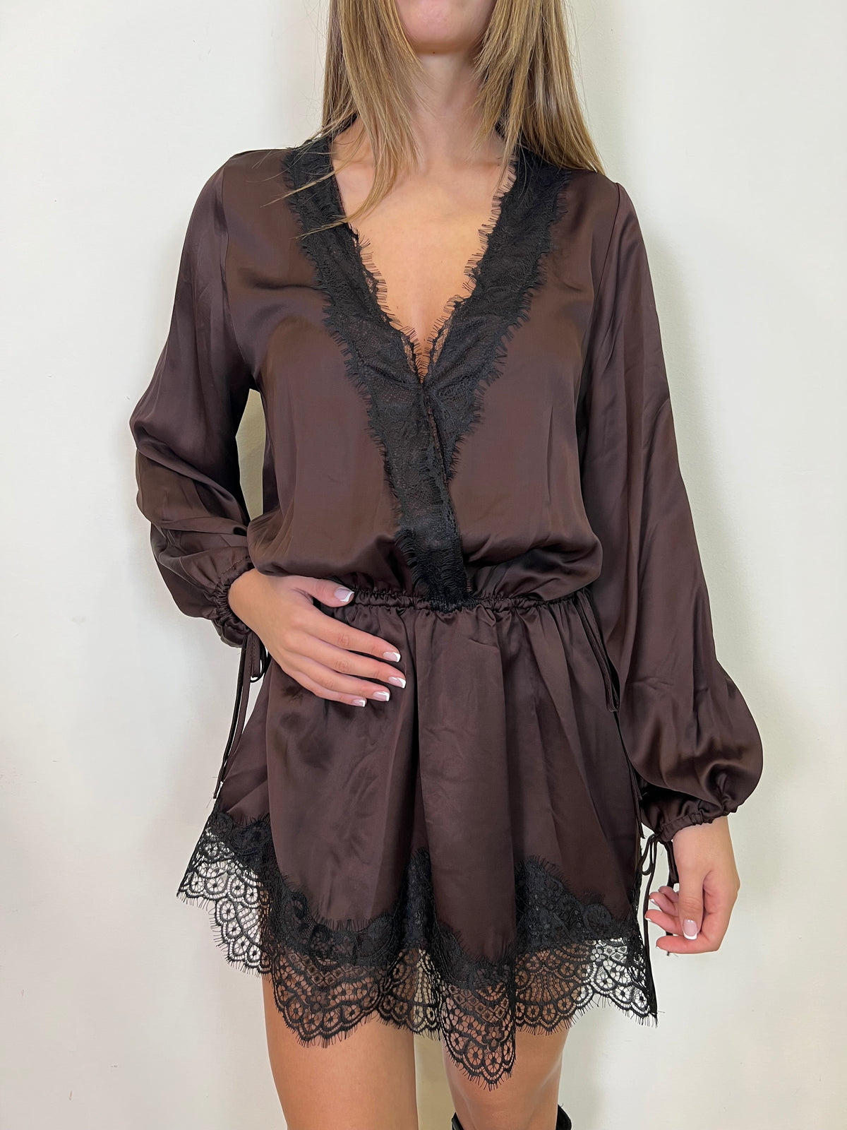 Abito raso e pizzo - Vicolo
