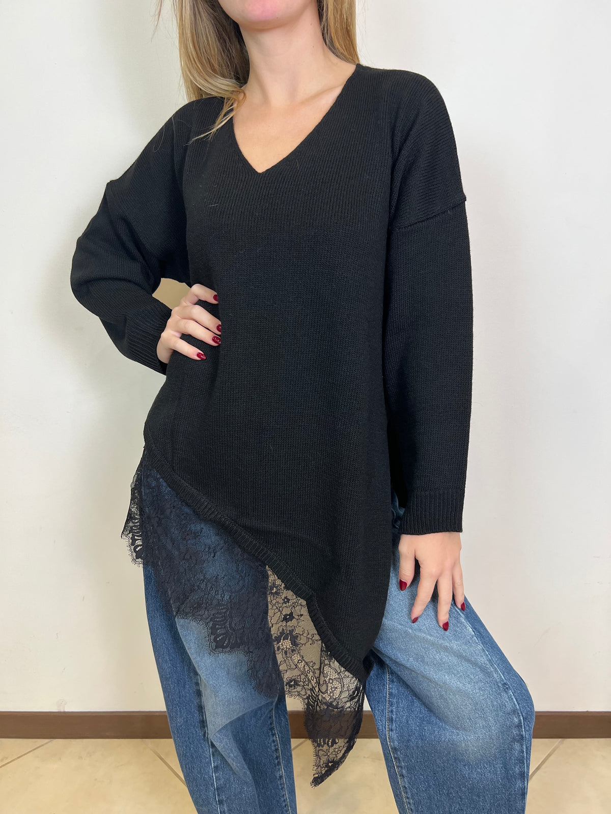 Maglia asimmetrica scollo v e pizzo - Vicolo