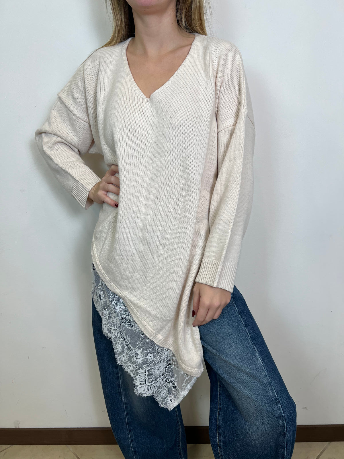 Maglia asimmetrica scollo v e pizzo - Vicolo