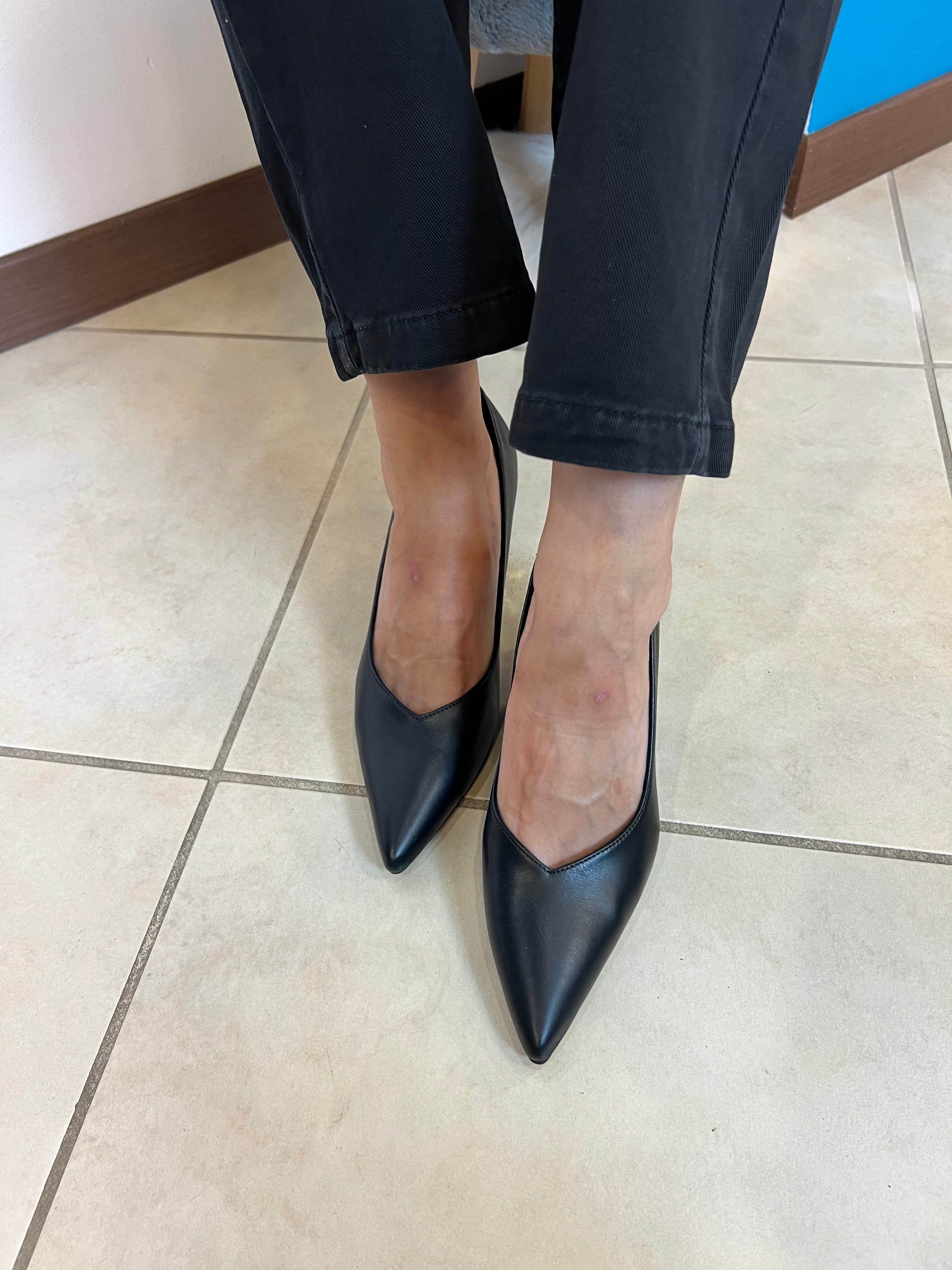 Decolletè nera tacco oro - Ovyè